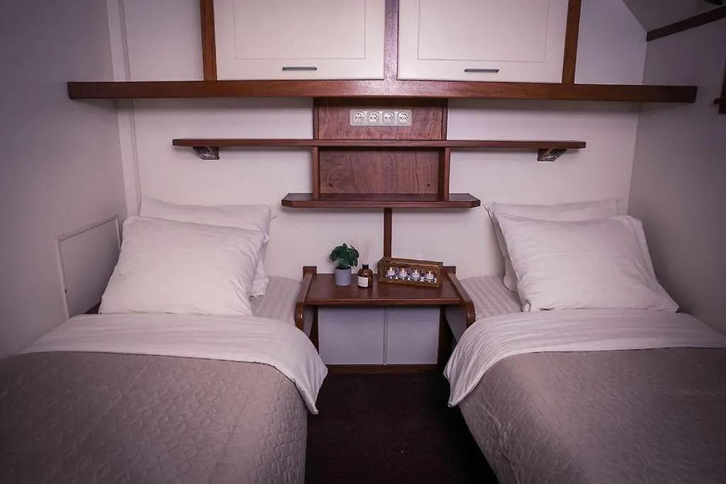 Unique Hotelboat Botel Lena Maria Амстердам