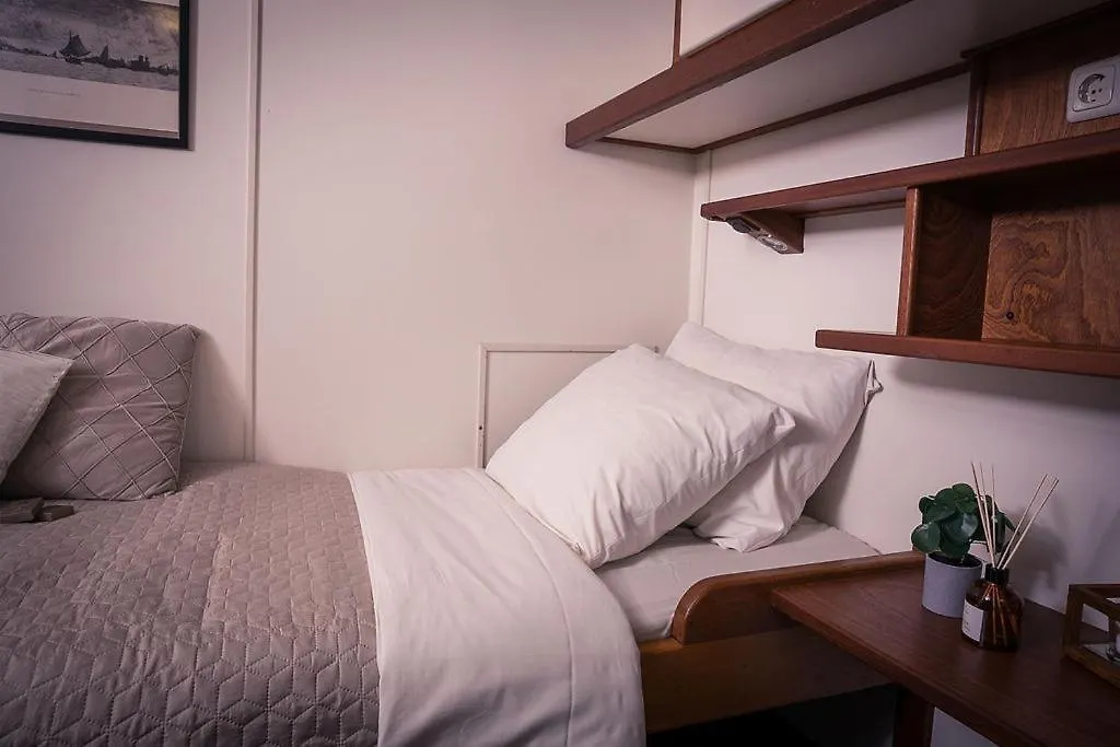 Unique Hotelboat Botel Lena Maria Амстердам